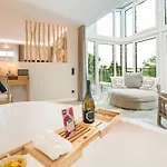 Oswald's Boutique Hotel 5*